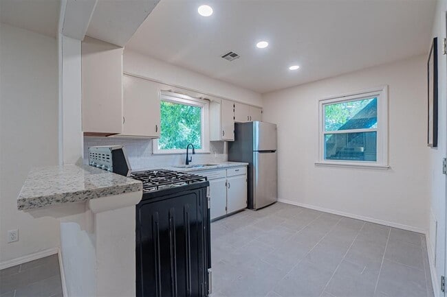 Building Photo - 1512 Bedford Ln