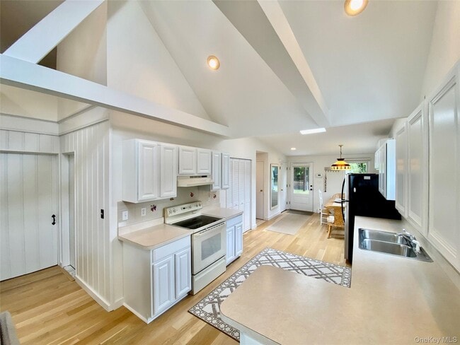 Building Photo - 1875 Bayview Ave