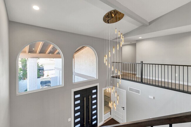 Building Photo - Stunning Remodeled 4-Bedroom Home in Exclu...