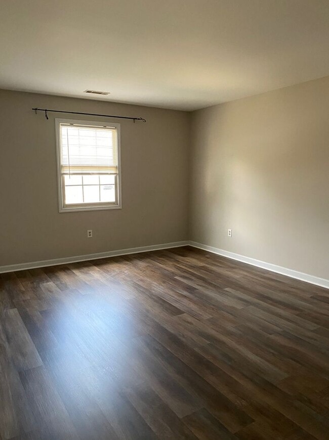 Building Photo - Cozy 2 Bedroom Condo