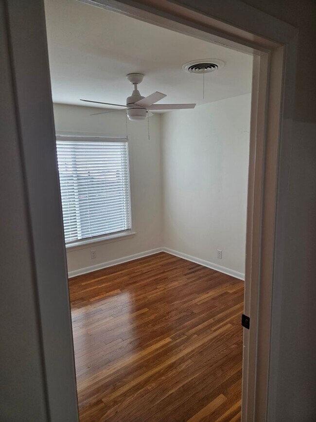 Building Photo - Travis Heights