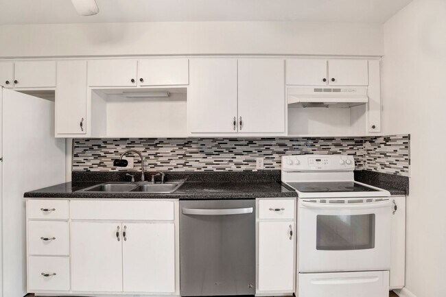 Building Photo - Freshly Renovated Townhome near Perdido Ba...