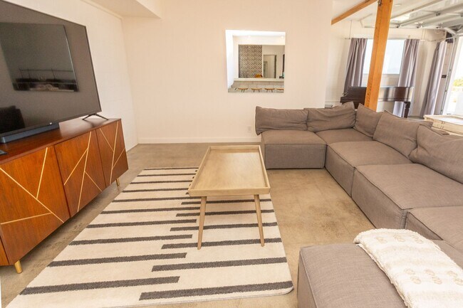 Building Photo - Spectacular Furnished 4 Bedroom/ 3 Bath Mid-Century Modern Retreat in Encinitas