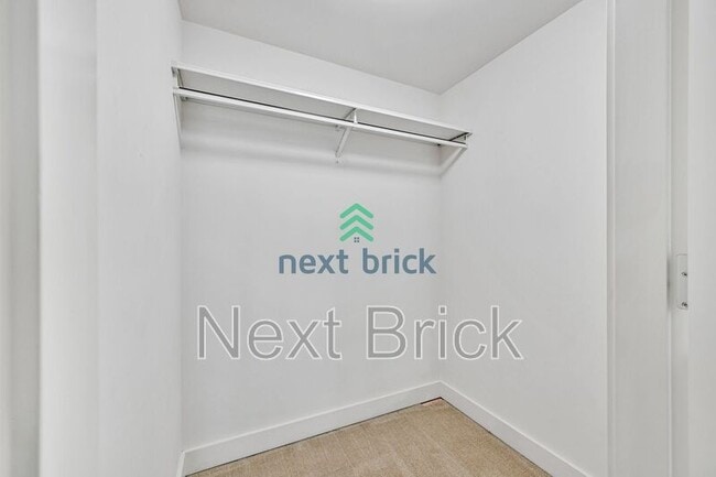 Building Photo - 588 Bell St