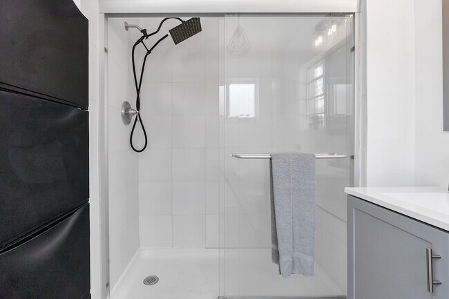 Building Photo - 2233 SE 15th St