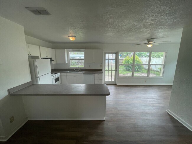 Building Photo - Charming 3-Bedroom Home with 1 Bath and 1-...