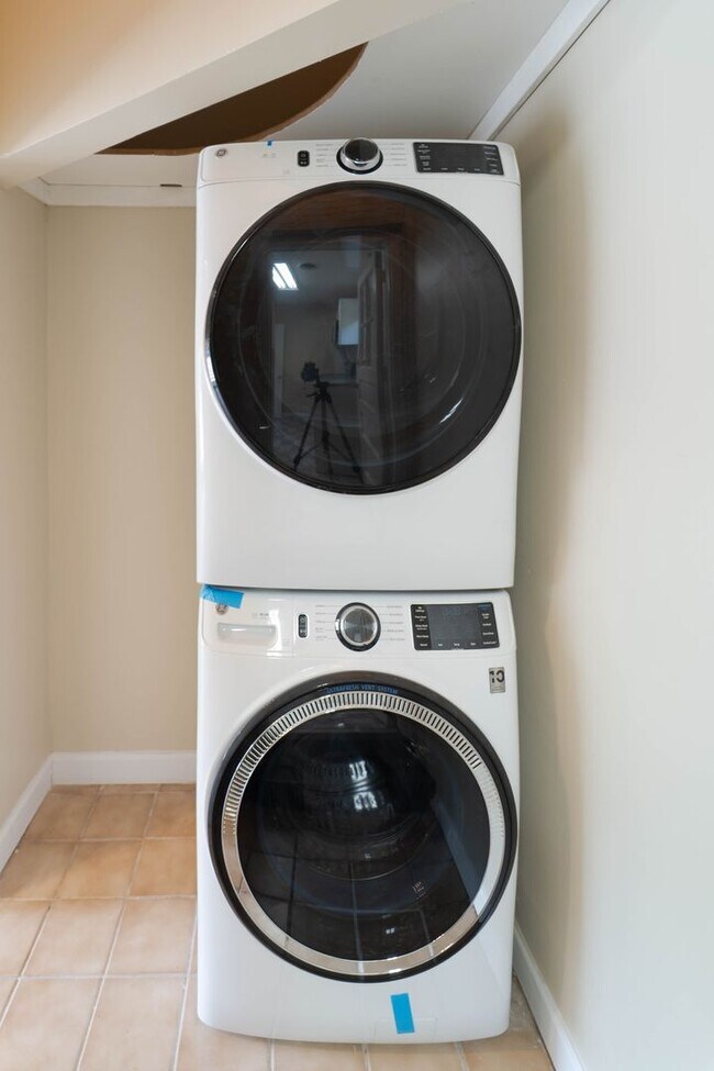 Building Photo - Spacious Split-Level with In-Law Suite & B...