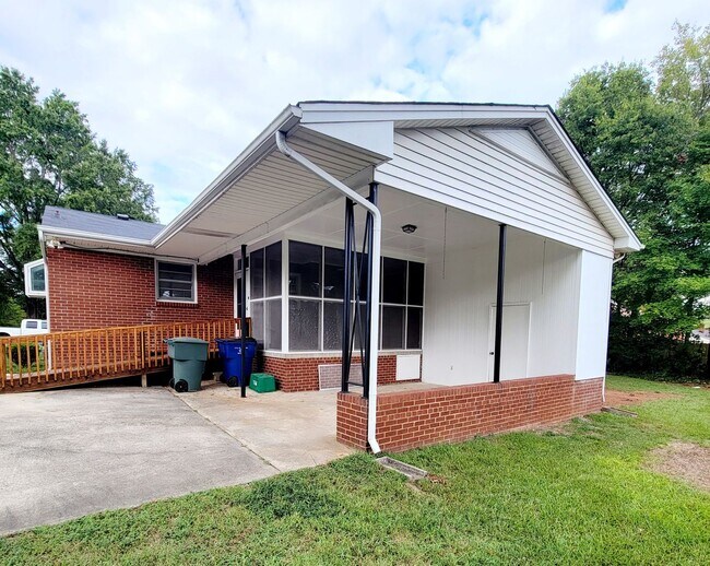 Building Photo - Spacious 3 Bed, 2 Bath Home in Graham, NC - Available for Rent!