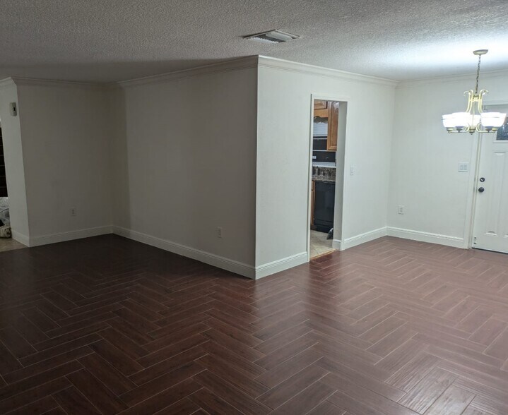 Building Photo - 8021 Sandberry Blvd