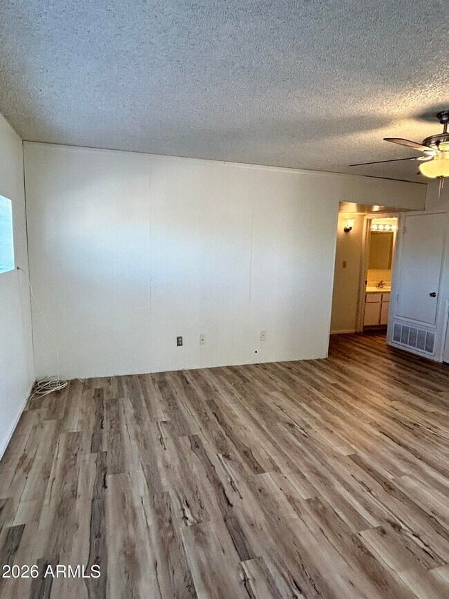 Building Photo - 2652 E Oakleaf Dr