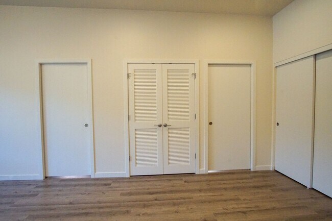 Building Photo - Top Floor John's Landing-Modern, Spacious ...