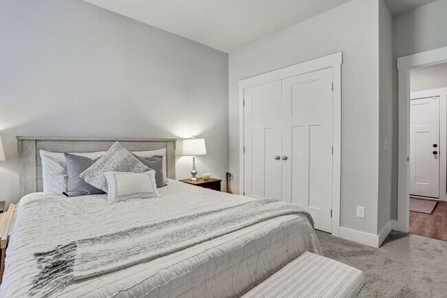 Building Photo - Spacious 4 bedroom 3 bath home with loft