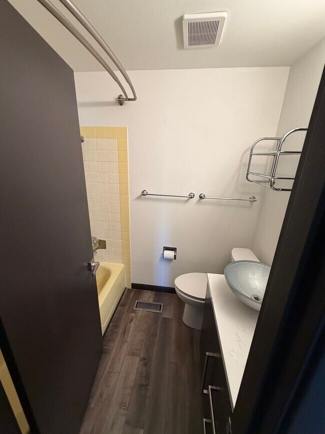Building Photo - Top Floor Unit in Tastefully Updated Home!