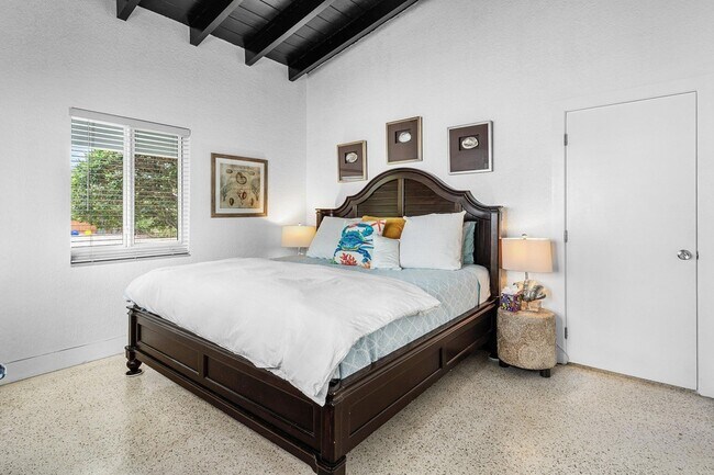 Building Photo - 342 NE 7th Ave