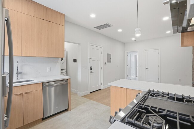 Building Photo - 233 1/2 Summit Ave