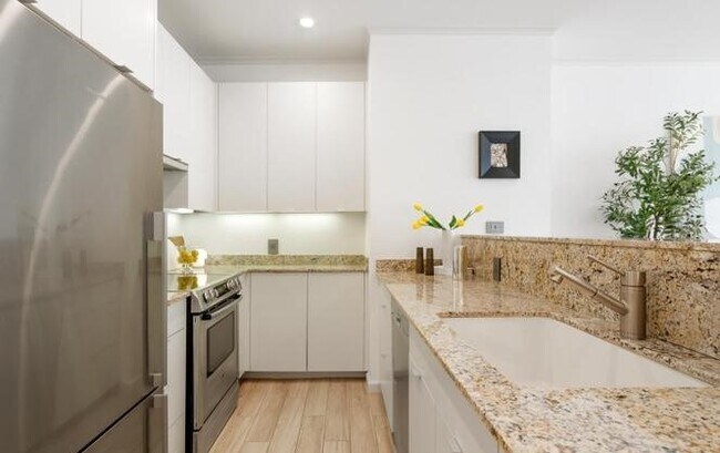 Building Photo - 600 St Albans Dr