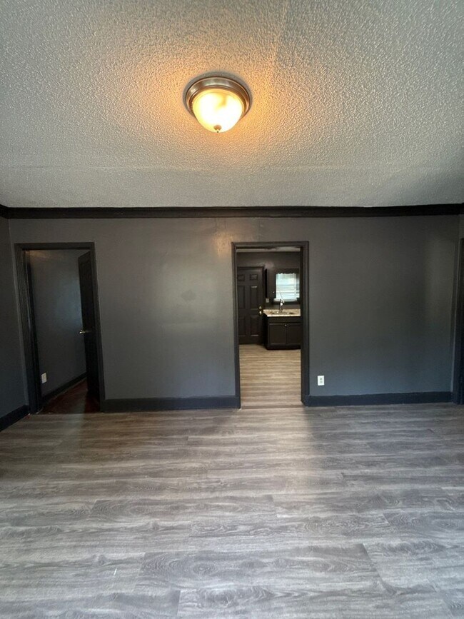 Building Photo - Fully Renovated 3BR Home in East Memphis – Section 8 Welcome