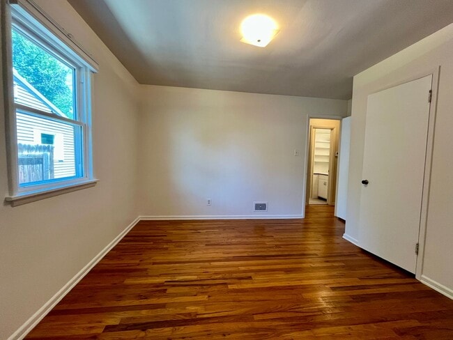 Building Photo - Charming 3-Bedroom Home with Spacious Layo...