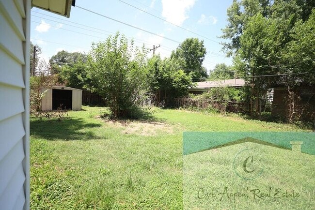 Building Photo - Move in special $600!! Recently renovated 3 bed 1 bath home with fenced yard and a bonus space! -...