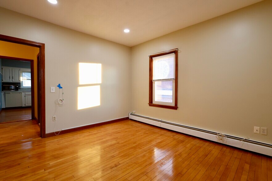 Building Photo - 31 Anthony St