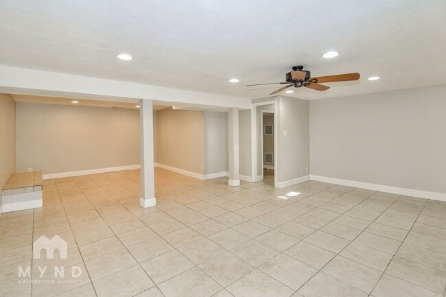 Building Photo - 381 Marquette Dr