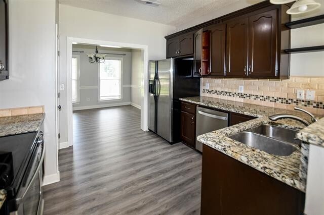 Building Photo - 105 Knotting Pl