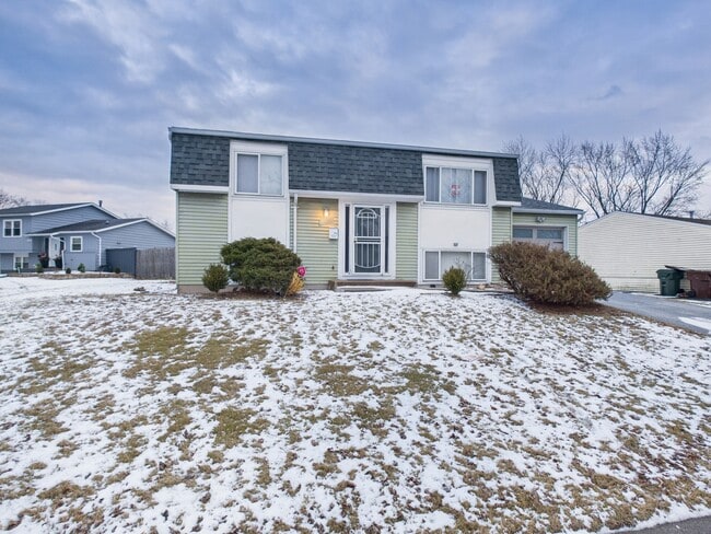 Building Photo - 17681 Country Club Ln