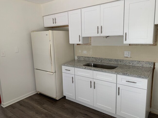 Building Photo - 609 N Stella Ave