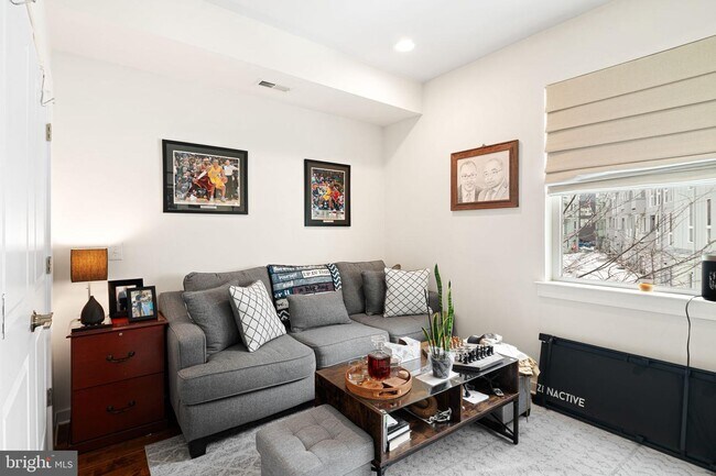 Building Photo - 1638 N 5th St