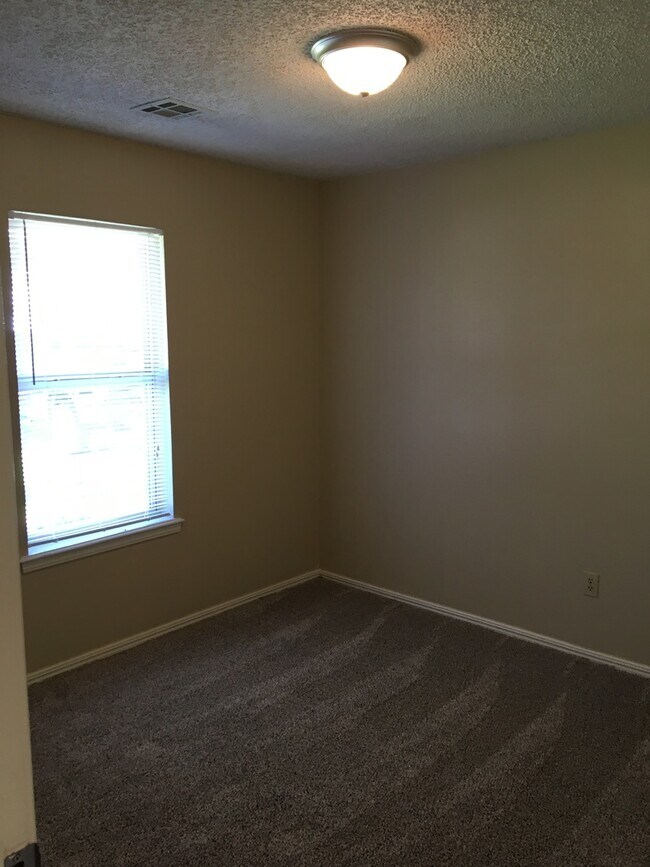 Building Photo - 3 Bed/2 Bath Home with Additional Space -- Available After August 10, 2026
