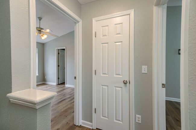 Building Photo - Lee Crossing Neighborhood, Easy access to ...