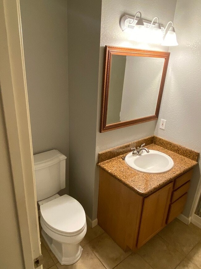 Building Photo - Cozy 3-Bedroom Condo with Washer/Dryer and...