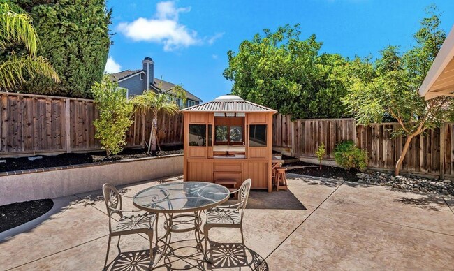 Building Photo - 4 bed 2 bath move-in ready home located in...
