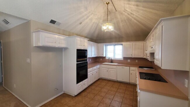 Building Photo - Spacious Townhome Southwest Lubbock