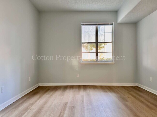 Building Photo - Updated 2BR/2BA Condo in Midtown Wilmingto...