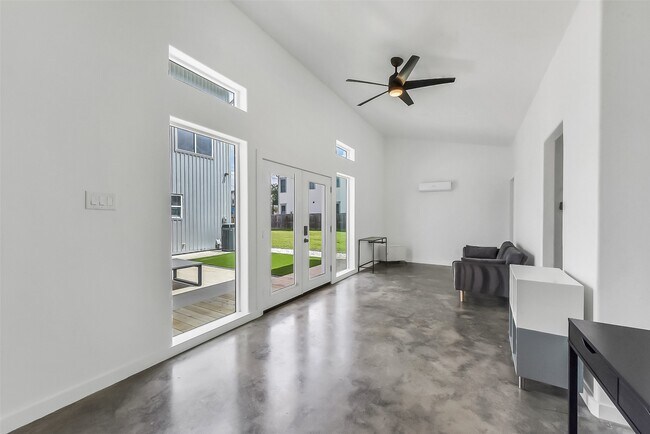 Building Photo - 1813 Crockett St