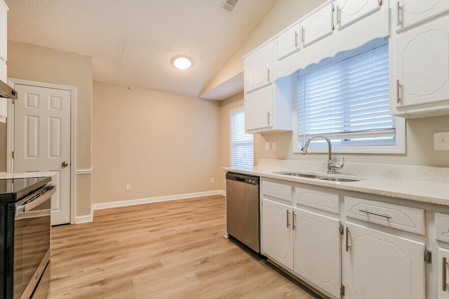 Building Photo - 5815 Mistyview Dr