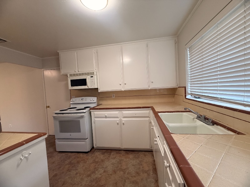 Building Photo - 4208 Oak Knoll Dr