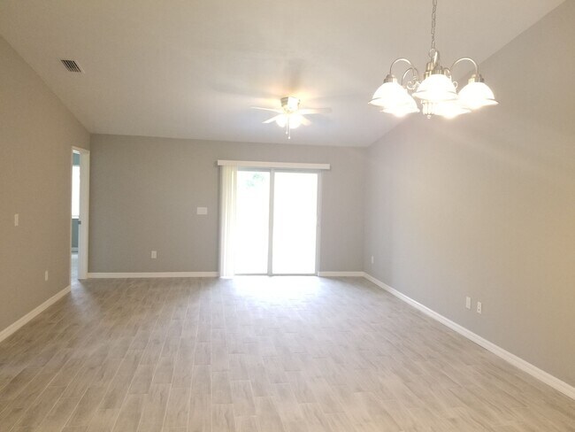 Building Photo - Spacious 3-Bedroom, 2-Bath Apartment with ...
