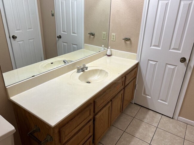 Building Photo - 2511 Bermuda Dr