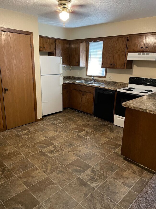 Building Photo - 3 Bedroom Apartment
