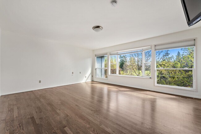 Building Photo - 4-Bedroom Luxury Home for Rent by Portland...