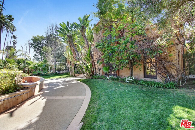 Building Photo - 725 Foothill Rd