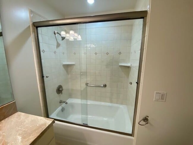 Building Photo - 701 Pine St