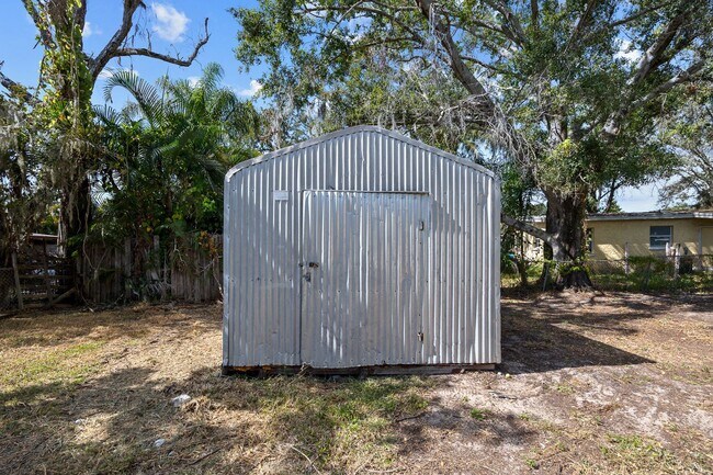 Building Photo - Modern Touches, Classic Charm—Your Bradenton Home Awaits