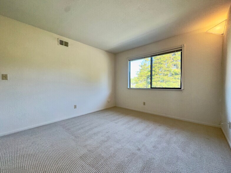 Building Photo - 2221 Pinehurst Way