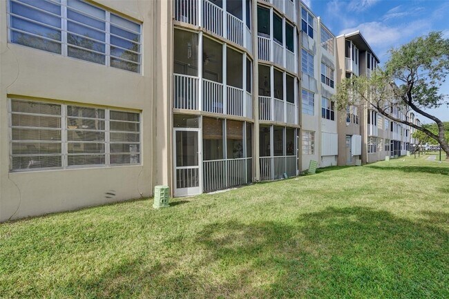 Building Photo - 1690 NE 191st St