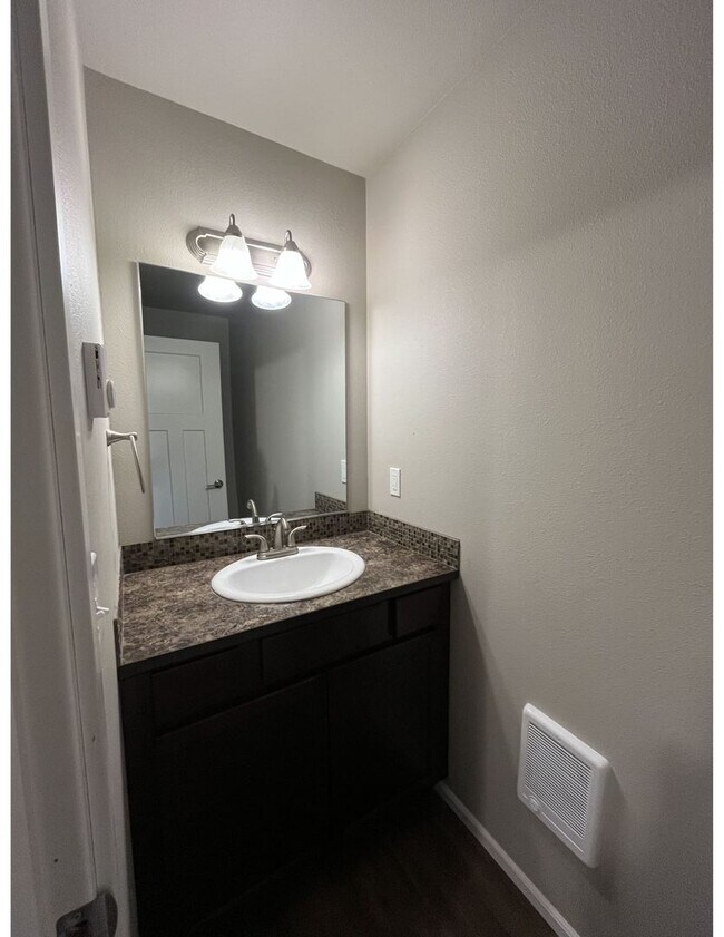 Building Photo - Townhouse Style 3 Bedroom