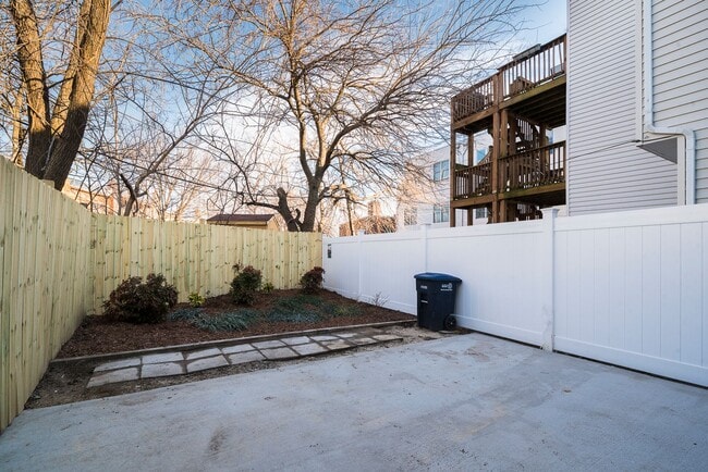 Building Photo - Natural-Light Stunner Near Eastern Market & Potomac Metro