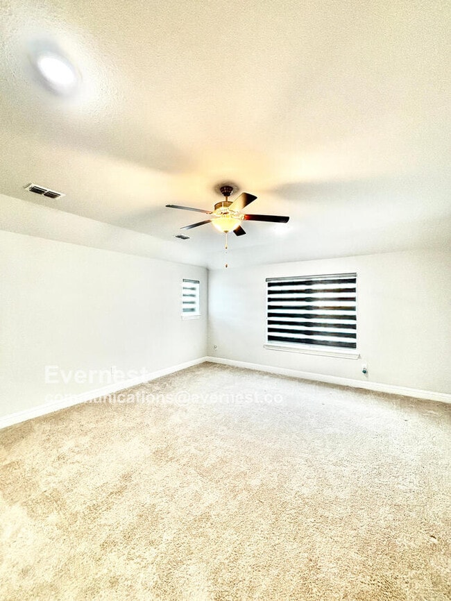 Building Photo - 566 Westwood Way Dr